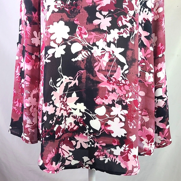 Quintessential Split Sleeve Blouse - Picture 4 of 14